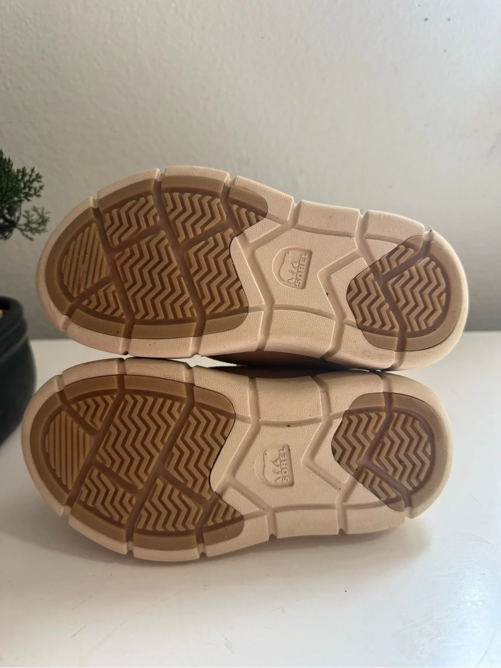 Sorel explorer III Kids size 11 Tan & Light Pink Faux-Fur Waterproof Boots